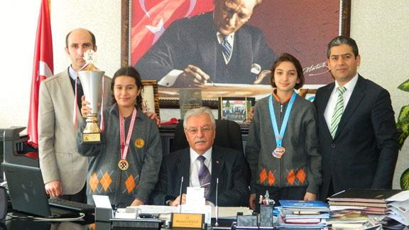 İlçe Milli Eğitim Müdürümüz Mustafa GÜÇLÜ, Yarışmalarda Dereceye Giren Çorlu Ortaokulu Öğrencilerimizi Tebrik etti.