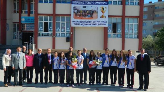İlçemiz 75.Yıl Bedia Süleyman Serpicioğlu Ortaokulu Küçük Kızlar Voleybol Takımı Türkiye 1ncisi oldu.
