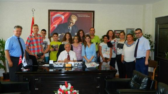 İlçe Milli Eğitim Müdürümüz Mustafa GÜÇLÜ, Ortak Sınavlarda Tam Puan alan Özel Trakya Ortaokulu Öğrencilerini Tebrik etti.