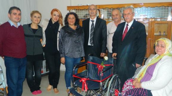 İlçe Milli Eğitim Müdürümüz Sayın Mustafa GÜÇLÜ Tarafından İhtiyaç Sahibi Emine Hanım´ a Tekerlekli Sandalye Teslim Edildi.