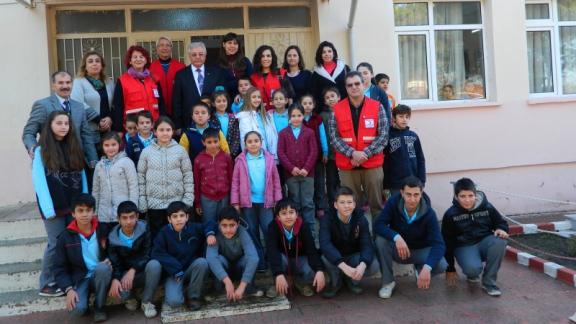 Türk Kızılay´ı Tarafından Türkgücü Ortaokulu ile Cem Celebioğlu Ortaokulu Müdürlüklerine  2016 Yılı Güvenli Yaşam Takvimi Dağıtıldı 