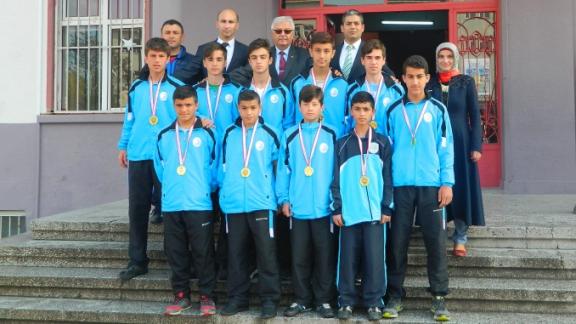 Çanakkale İlinde Düzenlenen Türkiye Yıldız Erkekler Futbol Müsabakalarında İlçemiz Çorlu Ortaokulu Öğrencilerimiz Grup Birincisi Olmuştur. 
