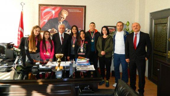 İlçe Milli Eğitim Müdürümüz Sayın Mustafa GÜÇLÜ, Tekirdağ da yapılan yarışmalarda dereceye giren Bahçelievler Mesleki ve Teknik Anadolu Lisesi öğrencilerini makamında kabul etti.