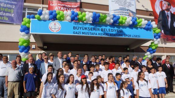Tekirdağ Büyükşehir Belediyesi Tarafından, 11 İlçeye 11 Okul Projesi Kapsamında, Çorlu´da Yaptırılan Gazi Mustafa Kemal Atatürk Spor Lisesi´ nin Devir Teslim Töreni Gerçekleştirildi.
