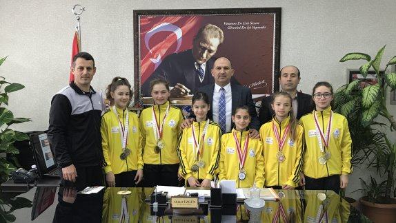 Şahinler Ortaokulu Öğrencilerinin Badminton Başarısı