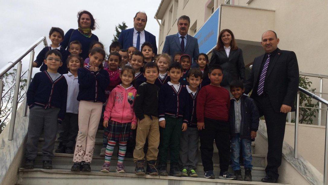 Okul Sağlığı Programı Kapsamında Ağız ve Diş Sağlığı Haftası Münasebetiyle 75. Yıl Mustafa Kemal İlkokulu Öğrencilerine Yönelik Bilgilendirme ve Bilinçlendirme Sunumu Gerçekleştirildi.