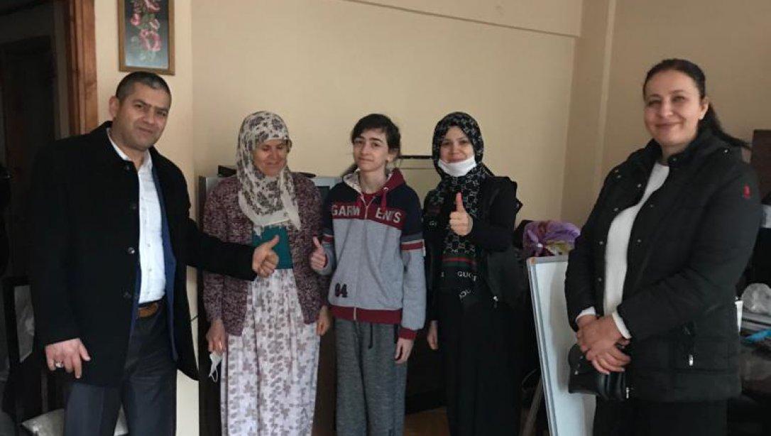 Çorlu Ortaokulu Müdürü Hüseyin KARACİ ile Okul Öğretmenleri Evde Eğitim Gören 7/M Sınıfı Öğrencisi Burak KIYICI´ yı Evinde Ziyaret Ettiler.
