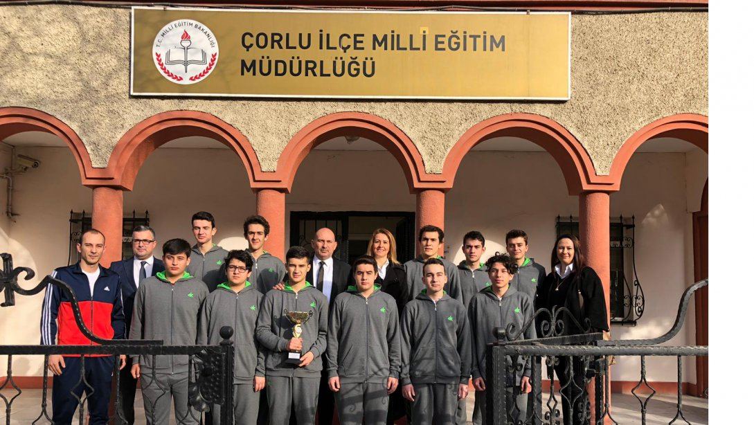 Trakya Koleji Genç Erkekler Voleybol Takımı İlçe Milli Eğitim Müdürümüz Sayın Ahmet ÜZGÜN´ ü Makamında Ziyaret Etti.
