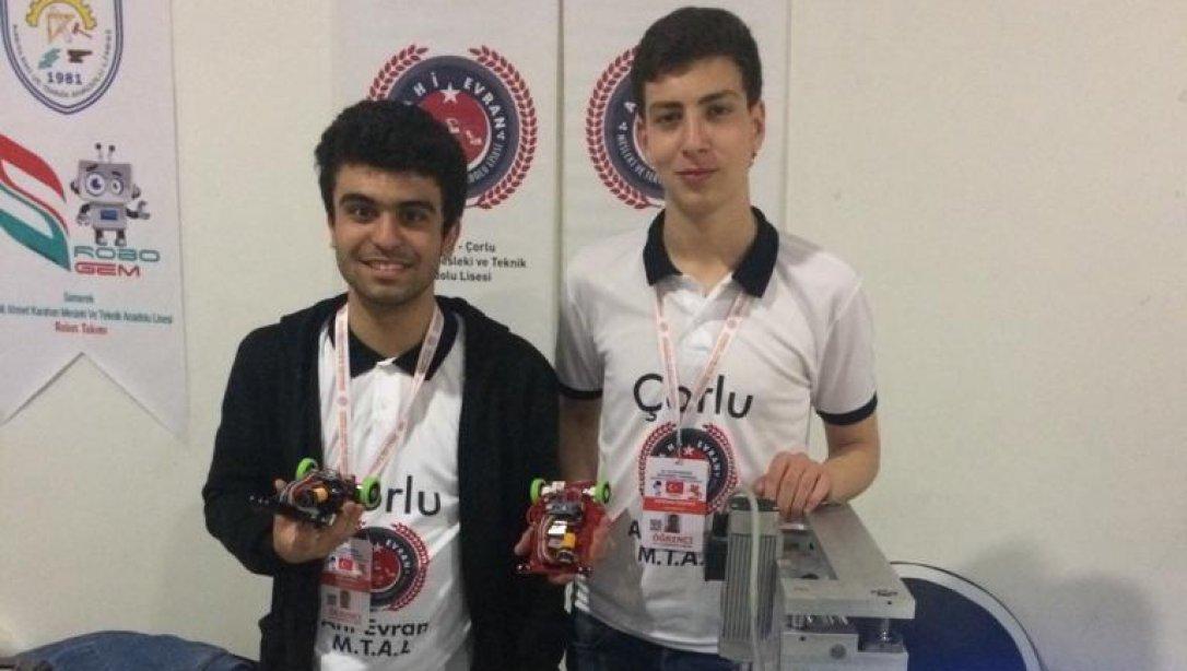 Ahi Evran Mesleki ve Teknik Anadolu Lisesi Öğrencileri Samsun da Düzenlenen 13. Uluslararası Robot Yarışmasında Türkiye 5. ´liği İle Büyük Bir Başarı Elde Etti.