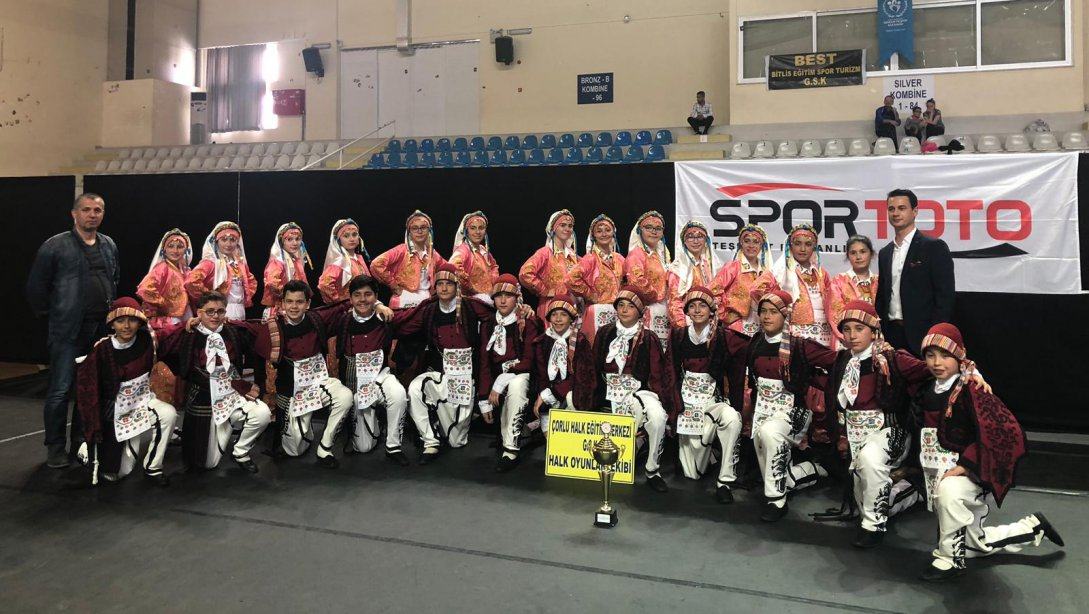 Çorlu Halk Eğitimi Merkezi Müdürlüğü Halk Oyunları Ekibi Çanakkalede Düzenlenen Halk Oyunları Geleneksel Dalda 1. Olarak Türkiye Finallerine Katılmaya Hak Kazanmıştır