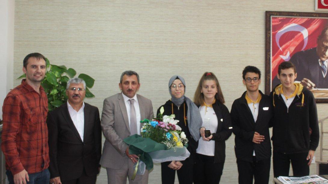 Makex Yarışmasında Derece Yapan Özel Asrın Marmara Fen Lisesi Öğrenci ve Eğitimcileri İlçe Milli Eğitim Müdürümüz Sayın Hüseyin ERDOĞAN'ı Makamında Ziyaret Ettiler.
