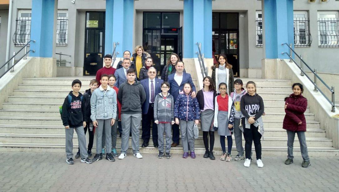 İlçe Milli Eğitim Müdürü Hüseyin Erdoğan Hayırsever İş Adamı Celal Öğücü ile Birlikte GHV Aysel Abdullah Öğücü Ortaokulunu Ziyaret Ettiler.