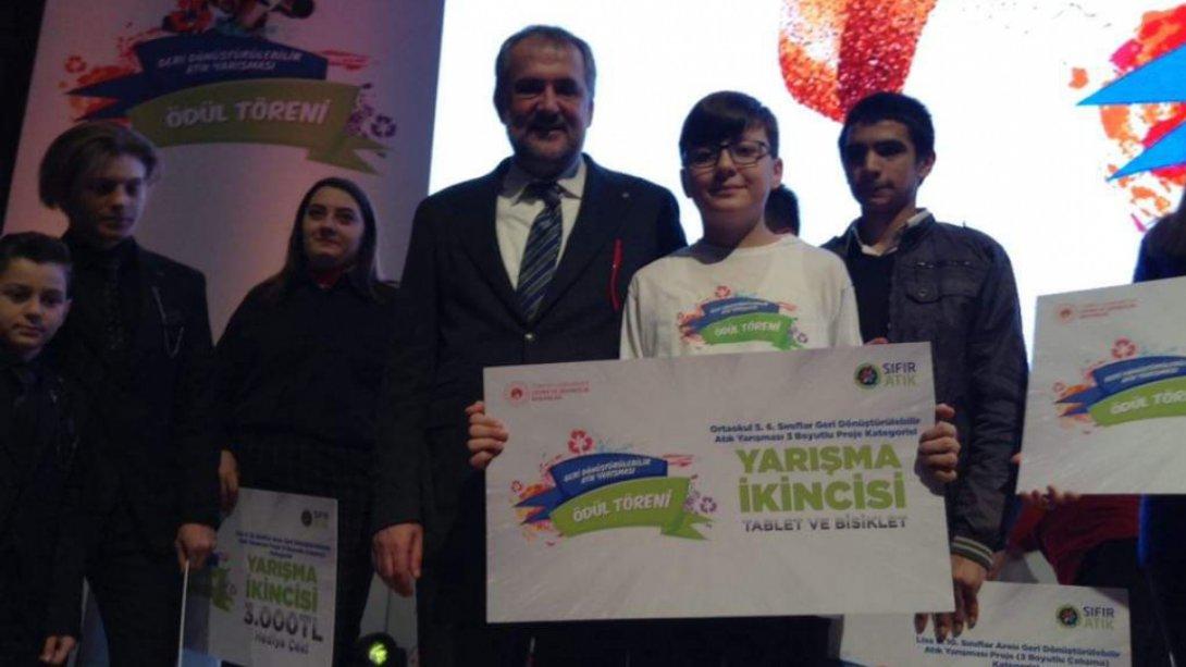 Furtuni ve İsak Pinhas Ortaokulu öğrencisi Kahraman ŞİŞMAN, tüm ortaokullar arasında yapılan Geri Dönüştürülebilir Atık Yarışması'nda 3 Boyutlu Proje Kategorisi'nde, Türkiye 2.'lik ödülüne layık görülmüştür.