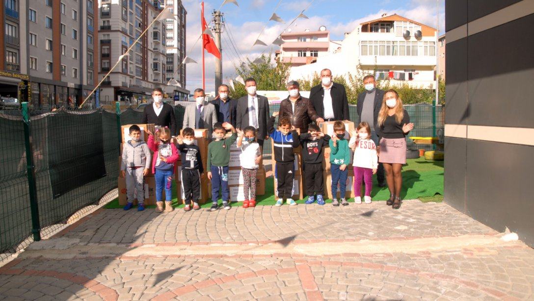 Özel Duru Akademi Anaokulu İzmir Depremzedeleri İçin Yardım Kampanyası Düzenledi.