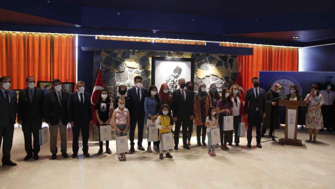 Yunus Emre ve Türkçe Yılı Etkinlikleri Kapsamında Düzenlenen Makale, Kompozisyon ve Resim Yarışmalarının Ödül Töreni Gerçekleştirildi