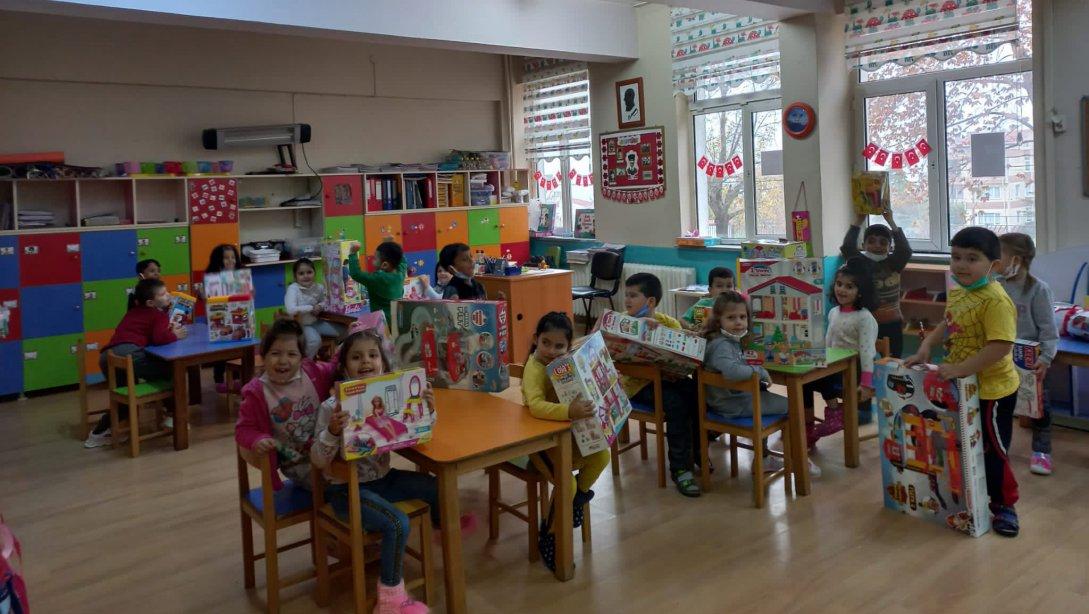 Özel İdare İlkokulu Ana Sınıfı Öğrencilerine Dede Oyuncak Fabrikası Tarafından Gönderilen Hediyeler Dağıtıldı