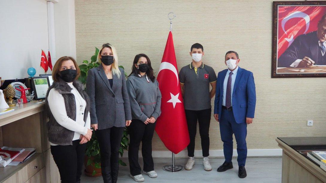 Özel Çorlu Bahçeşehir Anadolu Lisesi Okul Yöneticileri ve Öğrencileri İlçe Milli Eğitim Müdürümüz Hüseyin Erdoğan'ı Makamında Ziyaret Ederek Sosyal Sorumluluk Projeleriyle İlgili Bilgi Paylaşımında Bulundular