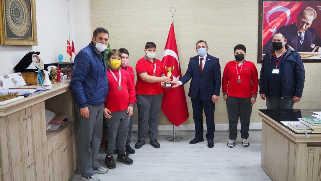 Dart Turnuvası Yıldız Erkekler Kategorisinde İl Üçüncüsü Olan GHV Aysel Abdullah Öğücü Ortaokulu Öğrencileri İlçe Milli Eğitim Müdürümüz Hüseyin Erdoğan'ı Makamında Ziyaret Etti