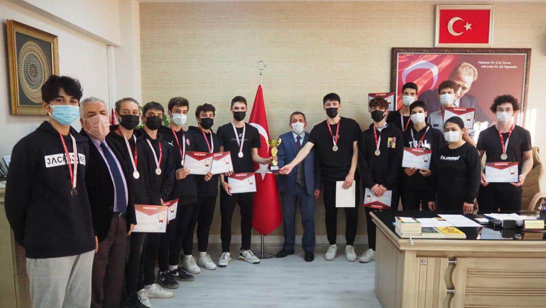 Basketbol Turnuvası Genç Erkekler Kategorisinde İl İkincisi Olan Çorlu Ticaret Borsası Anadolu Lisesi Öğrencileri İlçe Milli Eğitim Müdürümüz Hüseyin Erdoğan'ı Makamında Ziyaret Etti