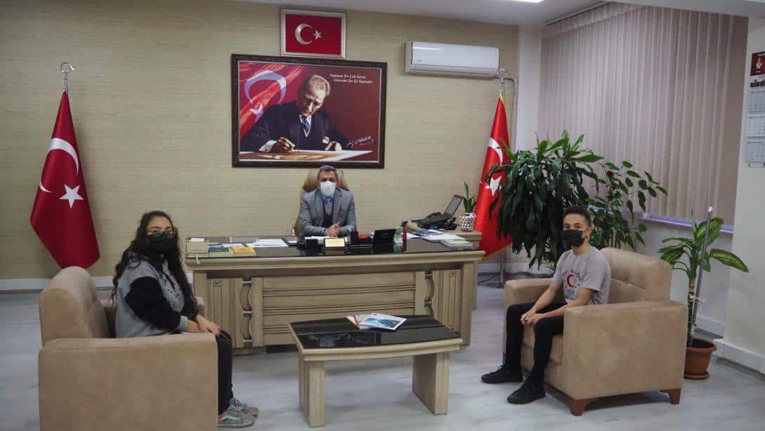 Şehit Ulaş Türk Mesleki ve Teknik Anadolu Lisesi Öğrencileri İlçe Milli Eğitim Müdürümüz Hüseyin Erdoğan'ı Makamında Ziyaret Ederek Röportaj Gerçekleştirdiler