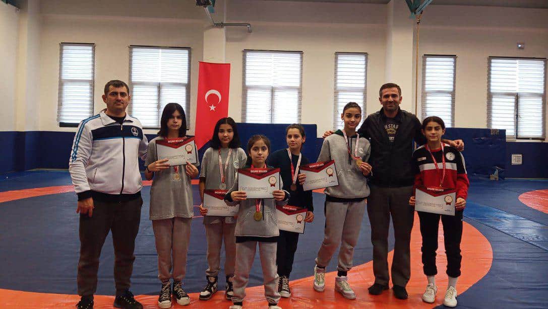 Gönüllü Hizmet Vakfı Aysel Abdullah Öğücü Ortaokulu Öğrencileri Güreş Dalında 6 Madalya Kazandı