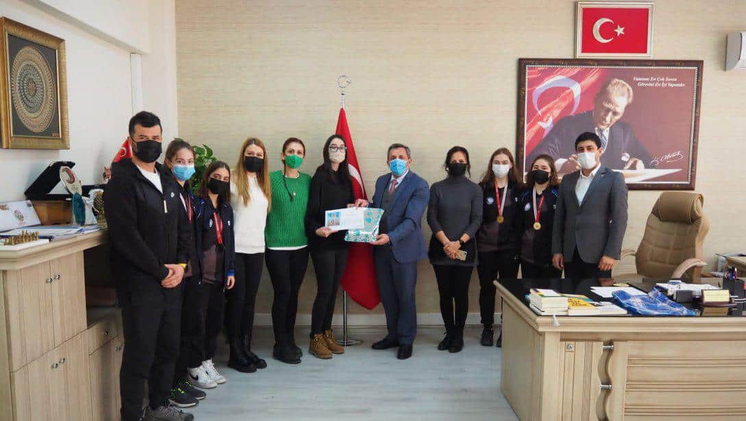 Mimar Sinan Anadolu Lisesi Okul Müdürü, Öğretmenleri ve Öğrencileri İlçe Milli Eğitim Müdürümüz Hüseyin Erdoğan'ı Makamında Ziyaret Etti