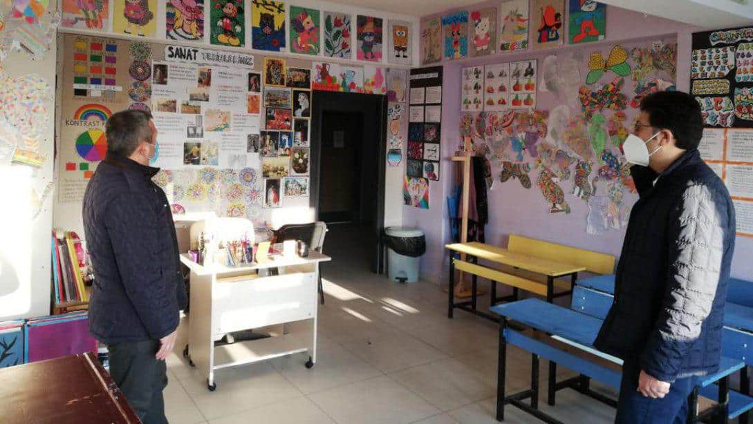 İl Milli Eğitim Müdürü Ersan Ulusan Yavuz Sultan Selim Ortaokulunu Ziyaret Ederek Sıfır Atık Kütüphanesi ve Resim Atölyesinde İncelemelerde Bulundu