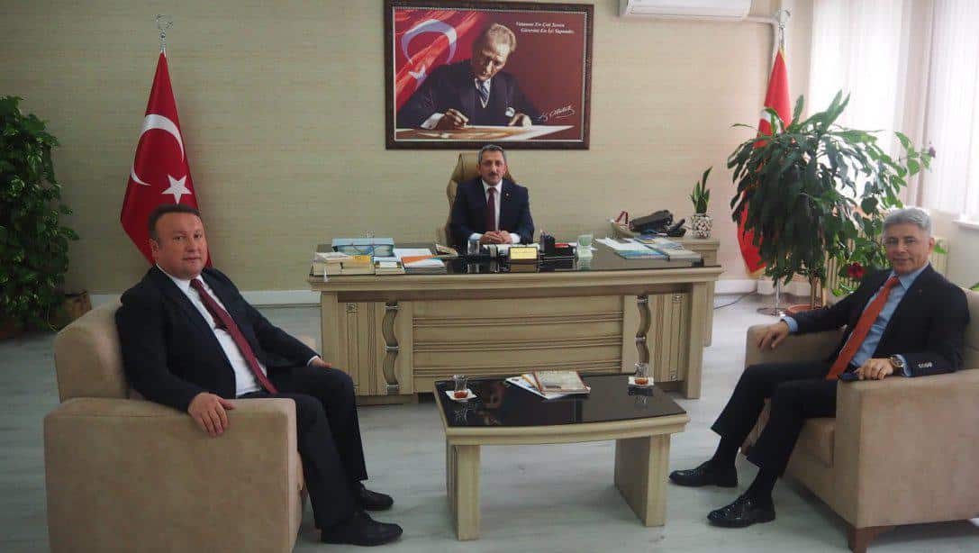 İlçemizde Yeni Görevine Başlayan Ziraat Bankası Bölge Müdürü Mustafa Öztürk İlçe Milli Eğitim Müdürümüz Hüseyin Erdoğan'ı Makamında Ziyaret Etti
