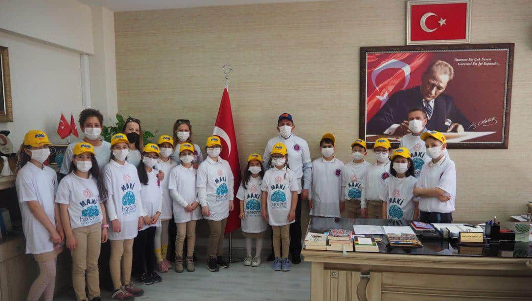 Mükerrem Ali Kayan İlkokulu Harezmi Projesi Ekibi İlçe Milli Eğitim Müdürümüz Hüseyin Erdoğan'ı Makamında Ziyaret Etti