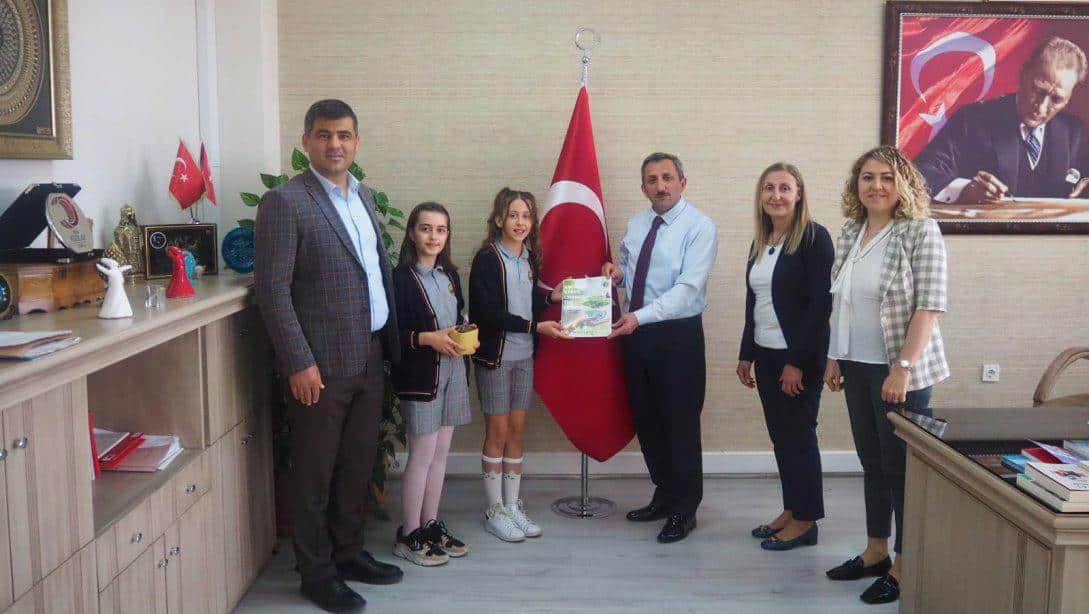Çorlu Ticaret ve Sanayi Odası İlkokulu eTwinning Ekibi İlçe Milli Eğitim Müdürümüz Hüseyin Erdoğan'ı Makamında Ziyaret Etti