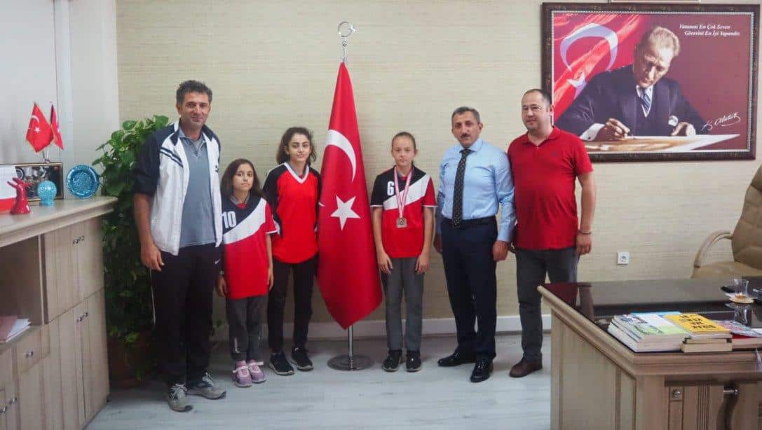 U11-U13 Kadınlar Türkiye Güreş Şampiyonası'nda Derece Alan GHVA Abdullah Öğücü Ortaokulu Öğrencilerimiz İlçe Milli Eğitim Müdürümüz Hüseyin Erdoğan'ı Makamında Ziyaret Etti