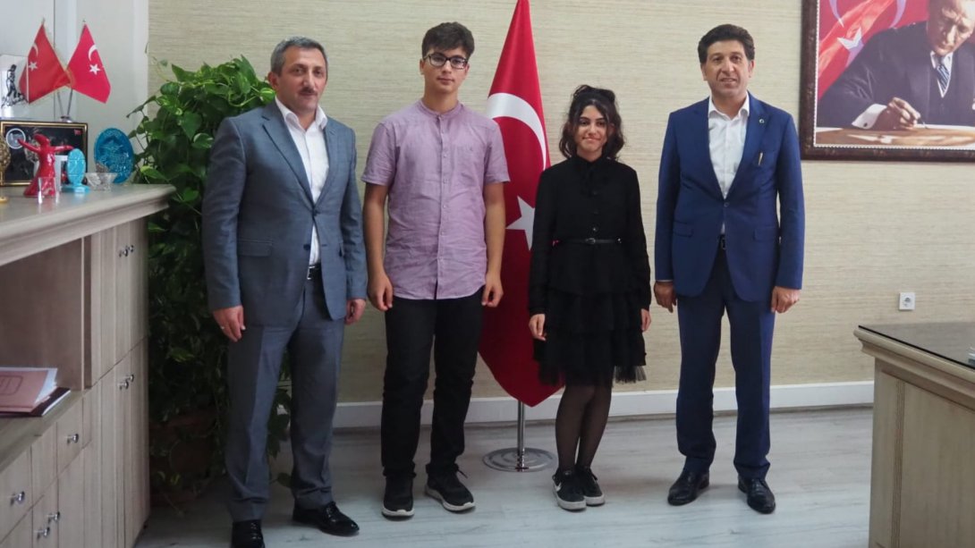 İl Milli Eğitim Müdürü Ersan Ulusan 2022 LGS Kapsamında Yapılan Merkezî Sınavda Türkiye Birincisi Olan Öğrencilerimizi Tebrik Etti