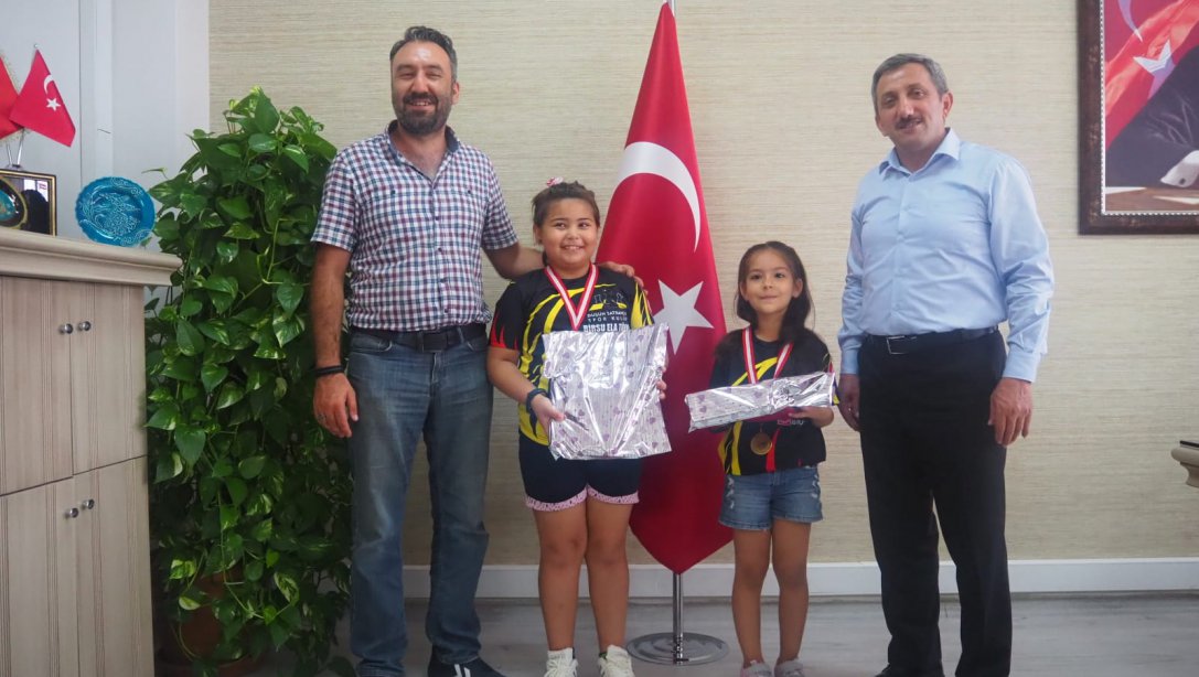 Keşan Belediyesi 17. Uluslararası Açık Satranç Turnuvasında Derece Alan Öğrencilerimiz, İlçe Milli Eğitim Müdürümüz Hüseyin Erdoğan'ı Makamında Ziyaret Ettiler.