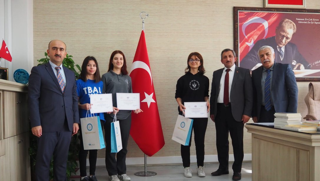 Taekwondo Alanında Uluslararası Turnuvalarda Derece Alan Öğrencilerimiz İlçe Milli Eğitim Müdürü Hüseyin Erdoğan'ı Makamında Ziyaret Etti.