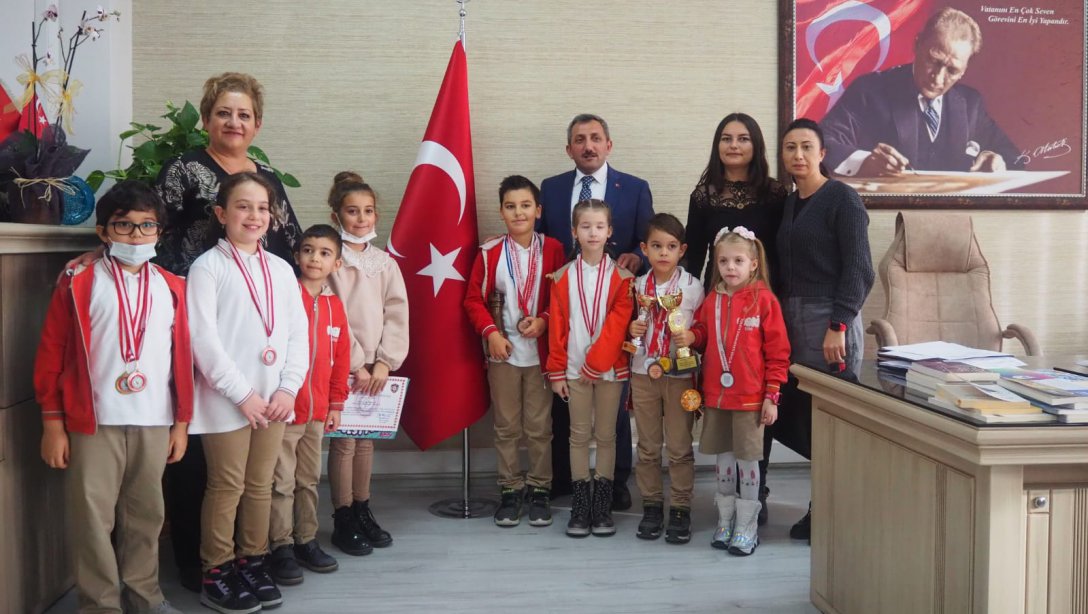 İlçe Milli Eğitim Müdürü Hüseyin Erdoğan Farklı Branşlarda Başarı Gösteren Mükerrem Ali Kayan İlkokulu Öğrencilerini Makamında Kabul Etti