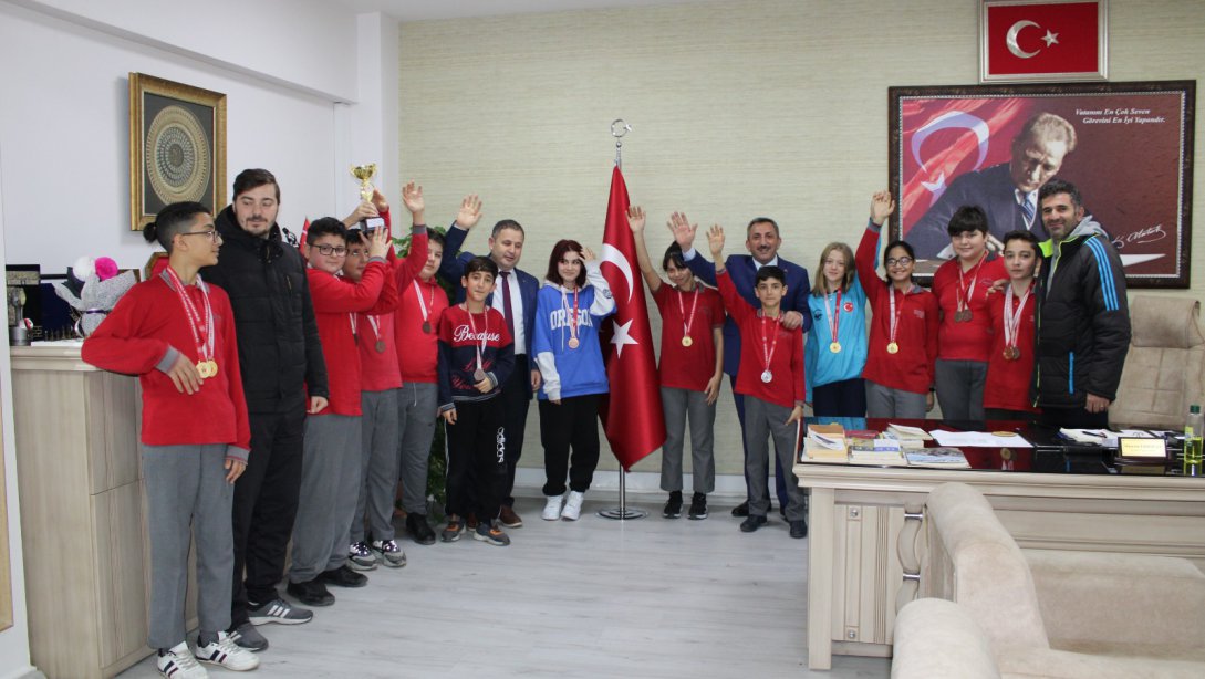 İlçe Milli Eğitim Müdürü Hüseyin Erdoğan Gönüllü Hizmet Vakfı Aysel Abdullah Öğücü Ortaokulu Sporcu Öğrencilerini Makamında Kabul Etti