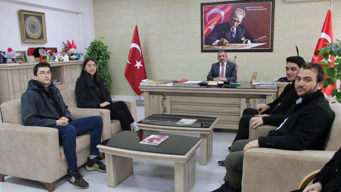 İlçe Milli Eğitim Müdürü Hüseyin Erdoğan Ün Okulları Öğrenci Gençlik Komitesini Makamında Kabul Etti