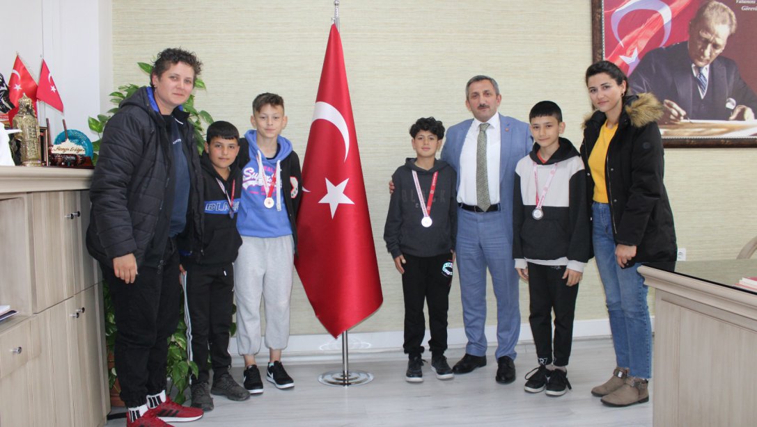İlçe Milli Eğitim Müdürü Hüseyin Erdoğan Mustafa Kemal Ortaokulu Bocce Takımını Kabul Etti