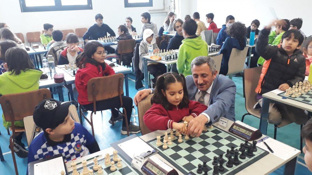 İlçe Milli Eğitim Müdürü Hüseyin Erdoğan İlk Hamleyle 23 Nisan Ulusal Egemenlik Ve Çocuk Bayramı Kaymakamlık Satranç Turnuvasını Başlattı