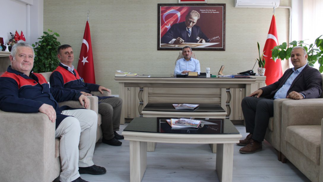 İlçe Milli Eğitim Müdürü Hüseyin Erdoğan Ahi Evran MTAL Müdürü ile Makine Bölümü Şeflerini Makamında Kabul Etti