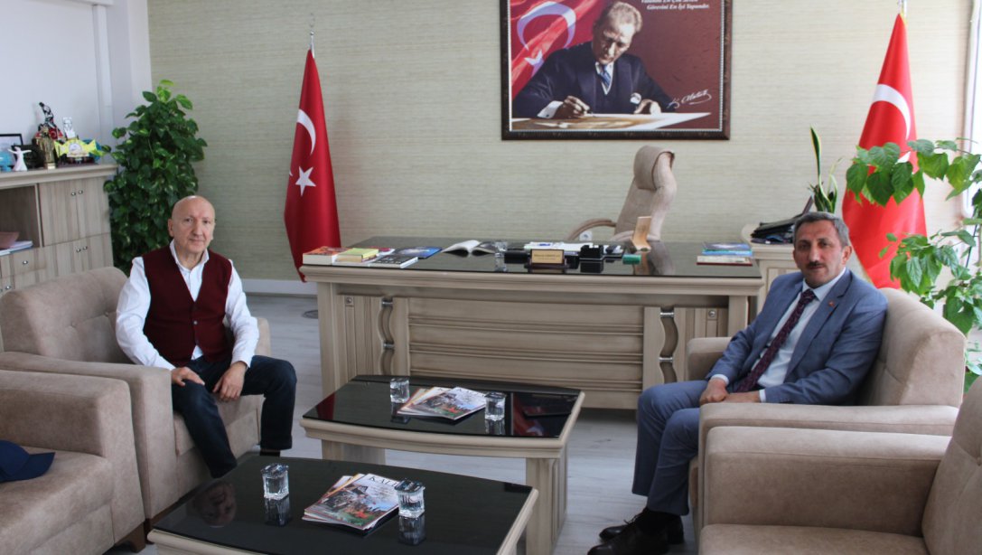 Hayırsever İş Adamı  Mahmut Yeşil İlçe Milli Eğitim Müdürü Hüseyin Erdoğan'ı Ziyaret Etti