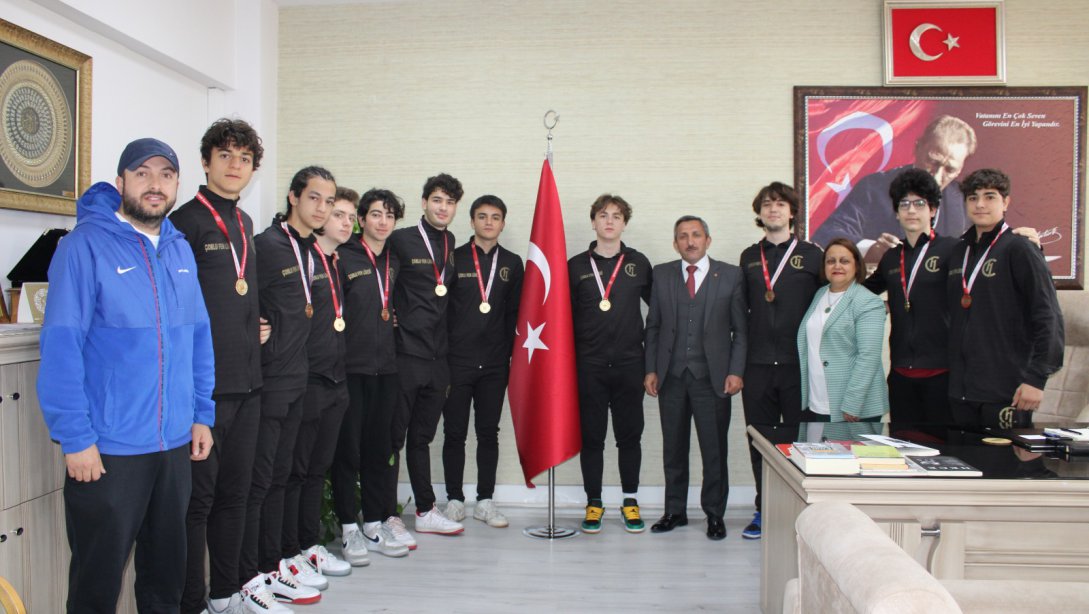 İlçe Milli Eğitim Müdürü Hüseyin Erdoğan Şampiyon Takımı Kabul Etti