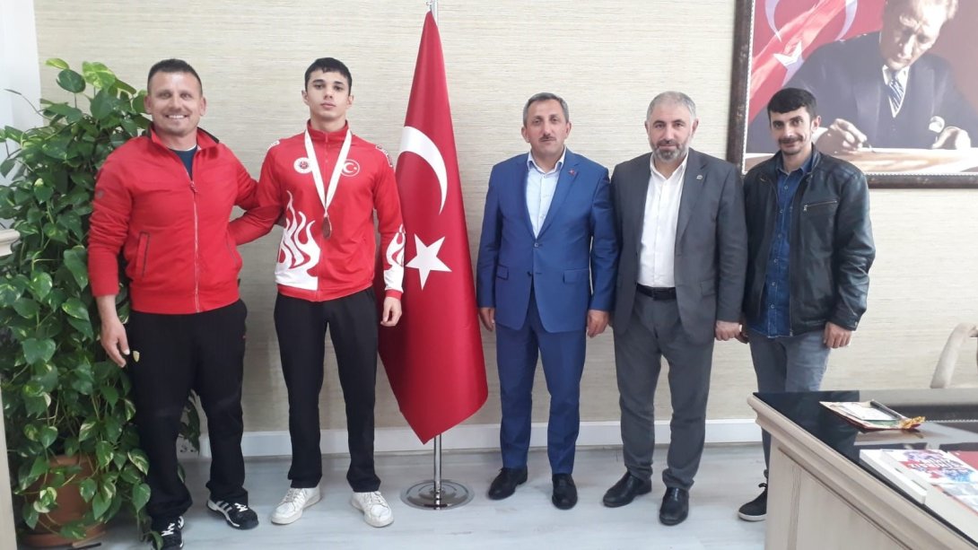 İlçe Milli Eğitim Müdürü Hüseyin Erdoğan Çorlu Lisesi İdareci ve Sporcularını Kabul Etti