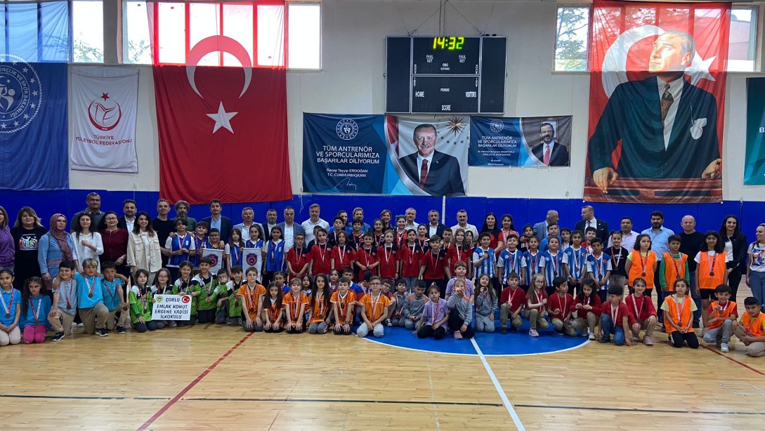 İlçe Milli Eğitim Müdürü Hüseyin Erdoğan İlkokullar Fiziksel Etkinlik Oyunları Ödül Törenine Katıldı