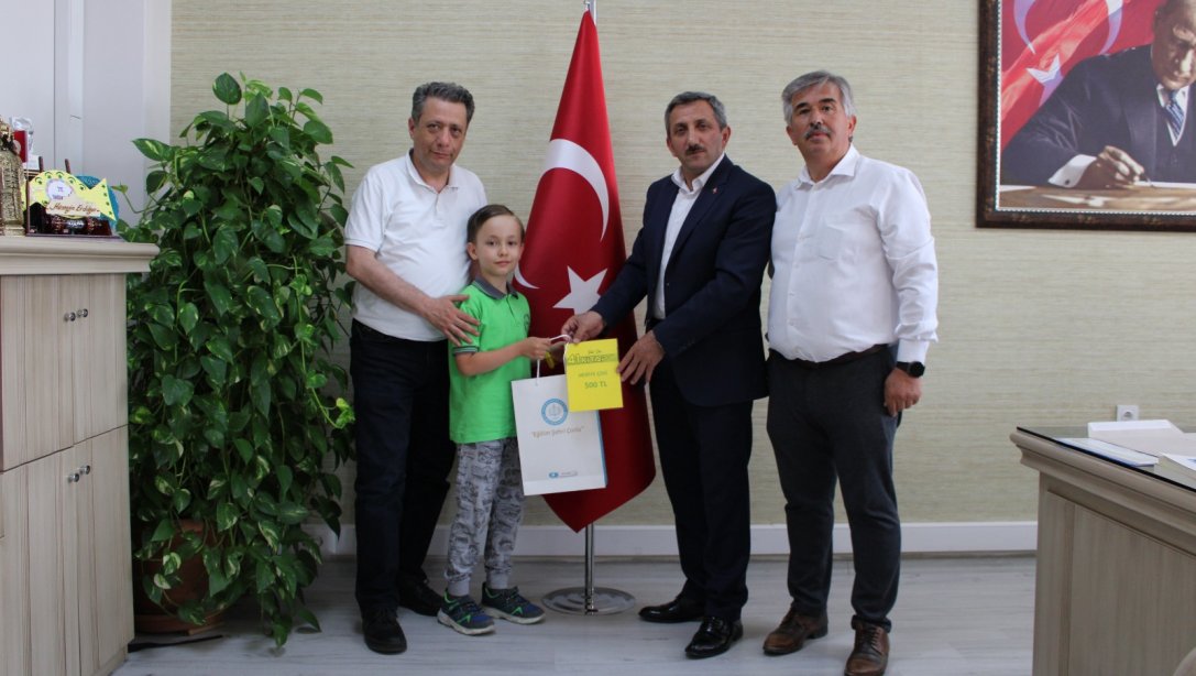 İlçe Milli Eğitim Müdürü Hüseyin Erdoğan Resim Yarışmasında İl 1.si Olan Emlak Konut Ergene Vadisi İlkokulu Öğrencisi Koray Demir KOÇAK'ı Makamında Kabul Etti