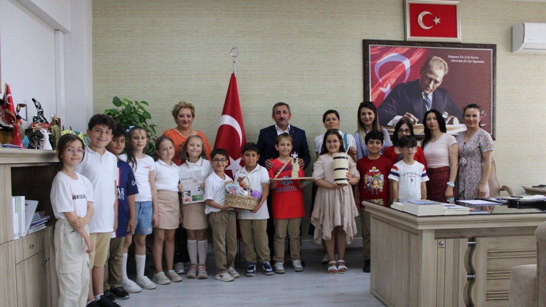 İlçe Milli Eğitim Müdürü Hüseyin Erdoğan Mükerrem Ali Kayan İlkokulu Öğrenci, Öğretmen Ve Okul Yönetimini Makamında Kabul Etti