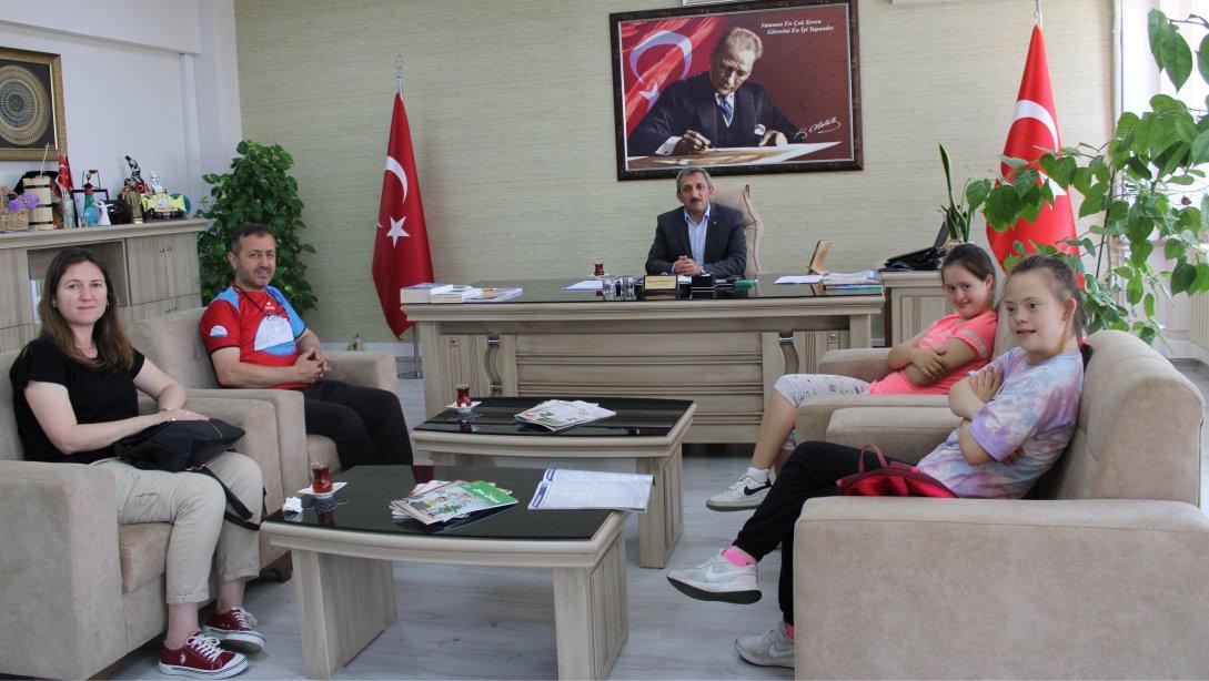 İlçe Milli Eğitim Müdürü Hüseyin Erdoğan Masa Tenisi Okullar Arası Yıldızlar Türkiye Şampiyonasında Derece Alan Özel Öğrencileri Makamında Kabul Etti