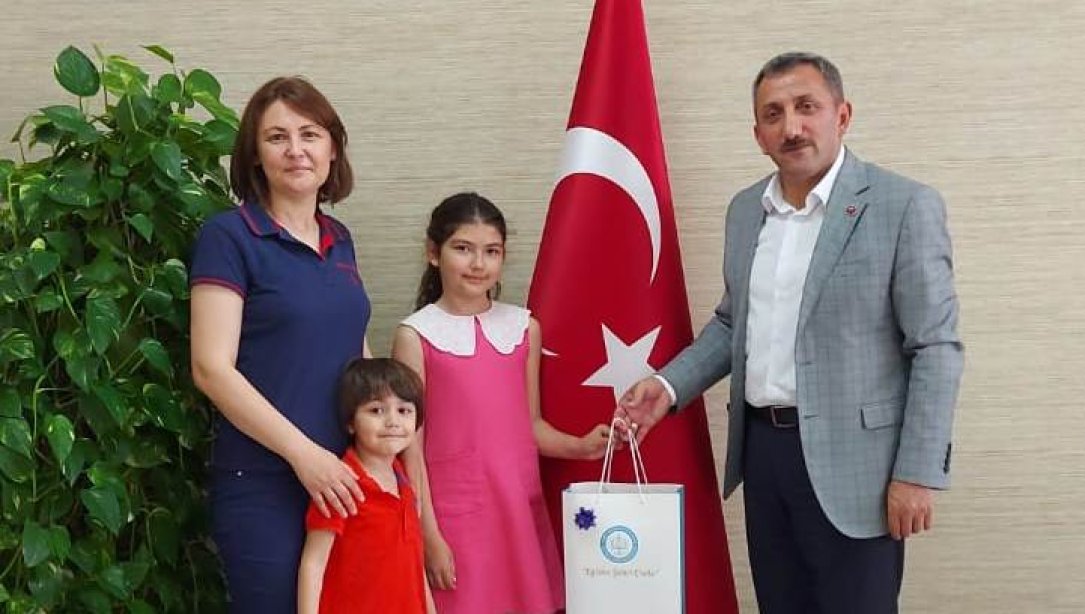 İlçe Milli Eğitim Müdürü Hüseyin Erdoğan  Atakent İlkokulu Öğrencisi Işıknas Gürler ve Ailesini Makamında Kabul Etti
