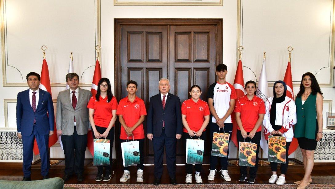 Vali Aziz Yıldırım Gazi Mustafa Kemal Atatürk Spor Lisesi Öğrencilerini Makamında Kabul Etti
