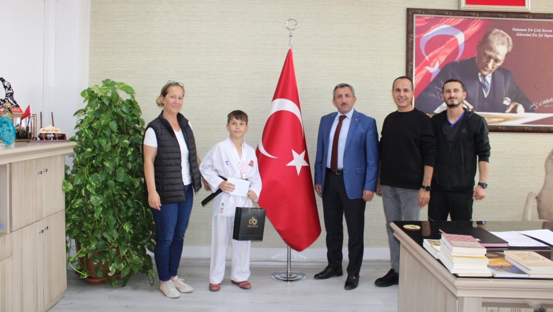 İlçe Milli Eğitim Müdürü Hüseyin Erdoğan Mükerrem Ali Kayan Ortaokulu Öğretmen ve Öğrencilerini Makamında Kabul Etti